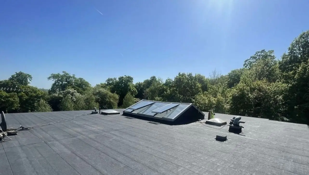 Wide flat roof with rooflights following a full covering replacement